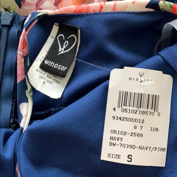 Dress - Picture 5 of 5